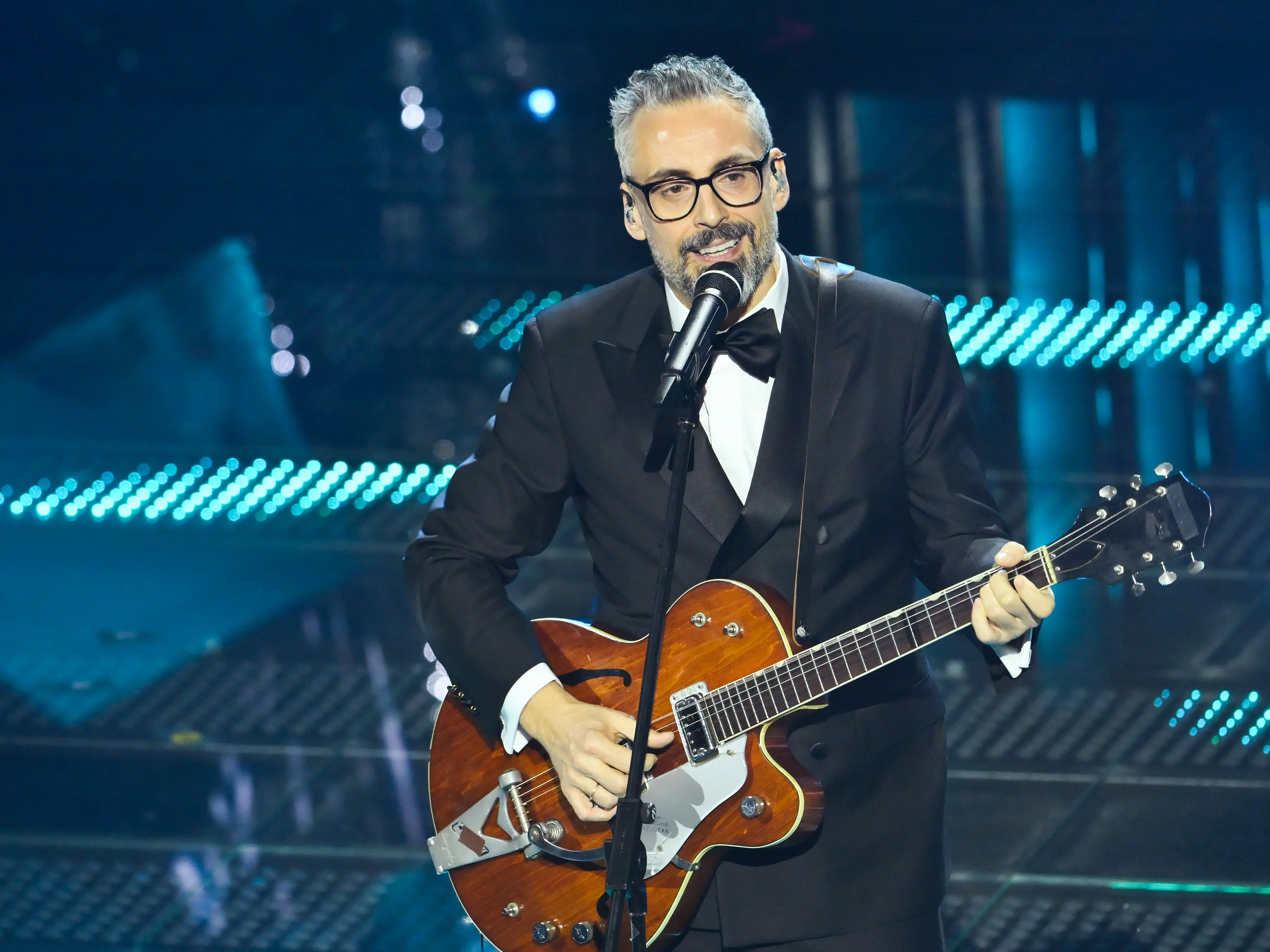 Sanremo 2025, Brunori tra i cinque in lizza per la vittoria del Festival