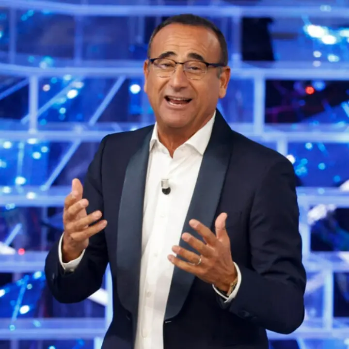 Carlo Conti e l’abbronzatura perenne: «Non riesco a vedermi meno che nero»\n