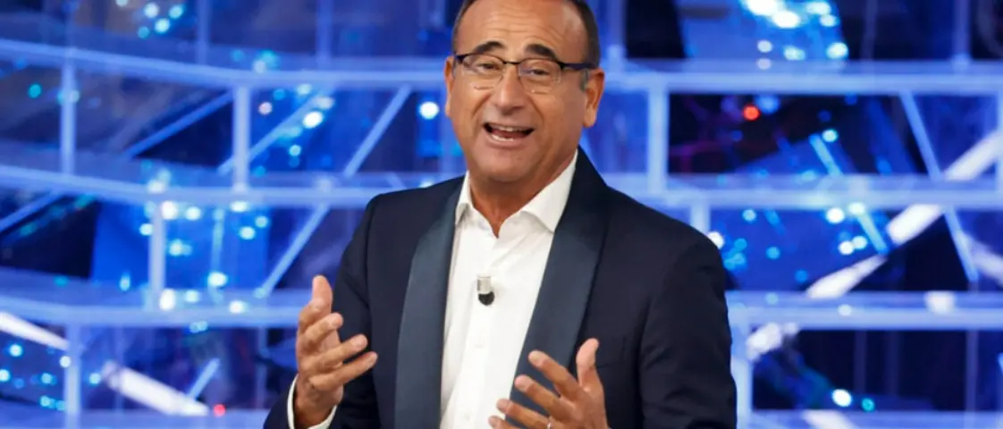 Carlo Conti e l’abbronzatura perenne: «Non riesco a vedermi meno che nero»\n