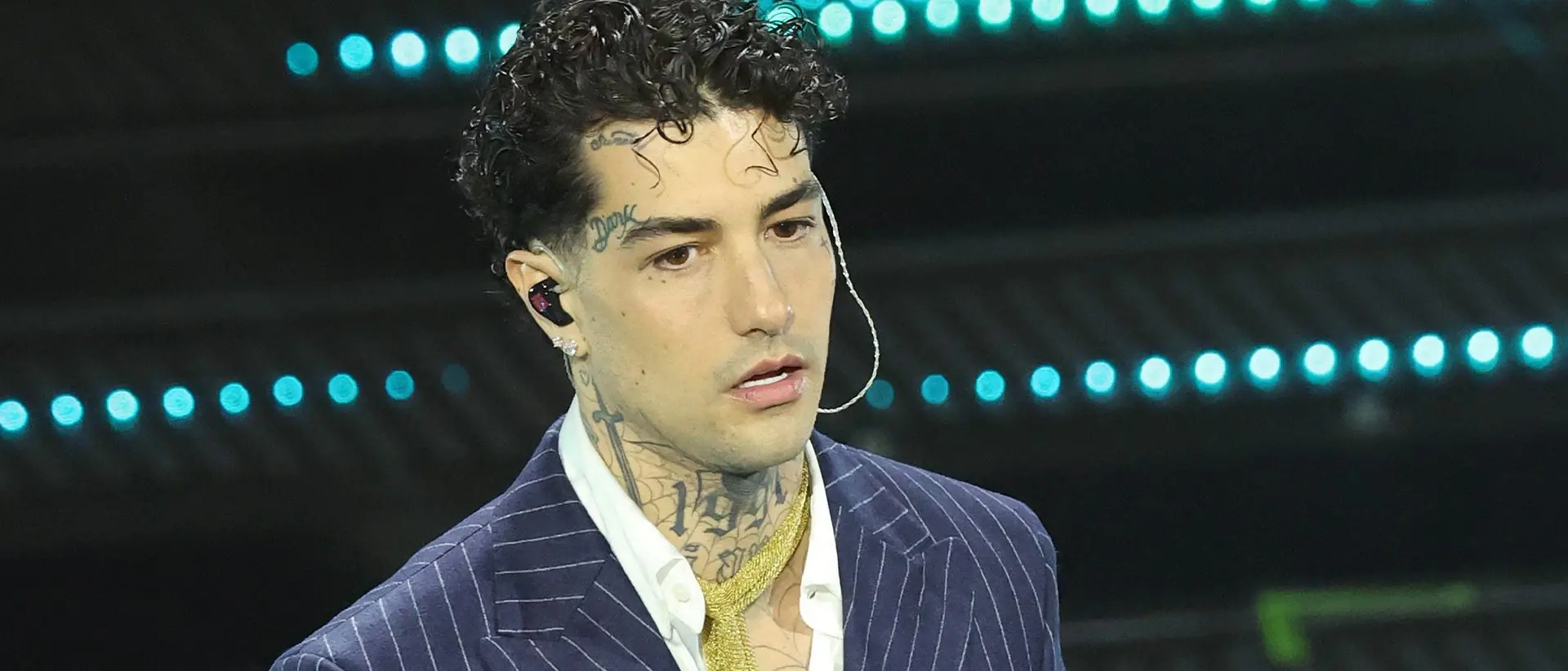 Sanremo 2025, Tony Effe inganna tutti con la collana-foulard da 50mila euro\n