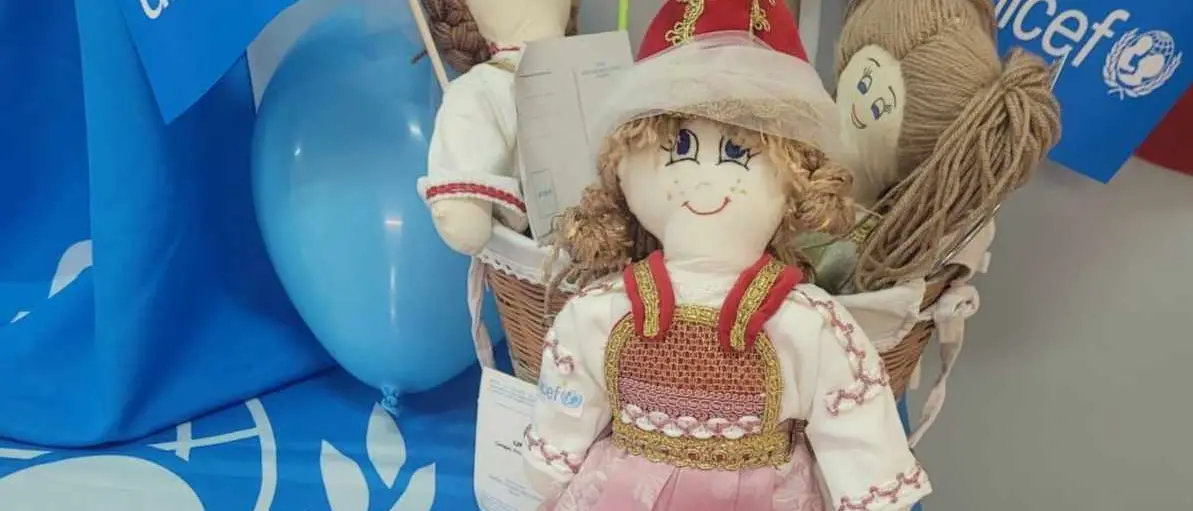 La solidarietà incontra la tradizione, a Caraffa le Pigotte dell'Unicef indossano il costume arbëreshë