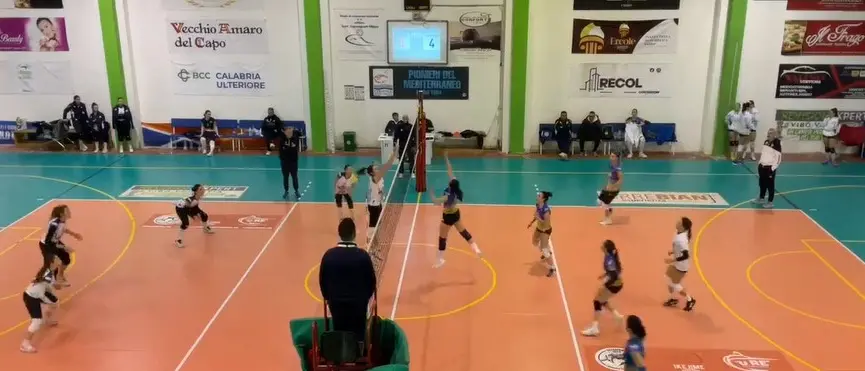 Volley, ragazze in forma per la Coppa Calabria: Cirò, Pizzo, Todosport e Paola accedono in final four