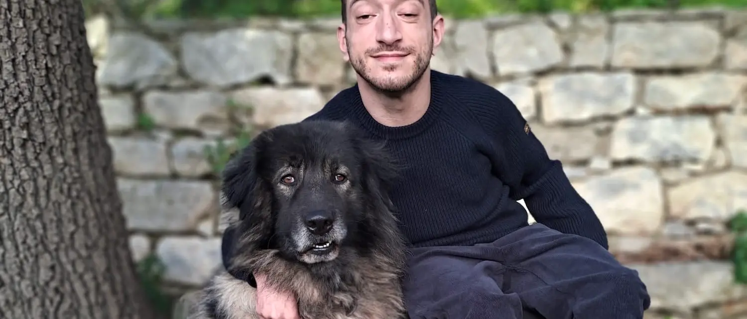 Vita e sogni\u00A0oltre la disabilità, la storia\u00A0di Salvatore Cristiano Misasi: dal viaggio in handbike alla passione per la scrittura\n