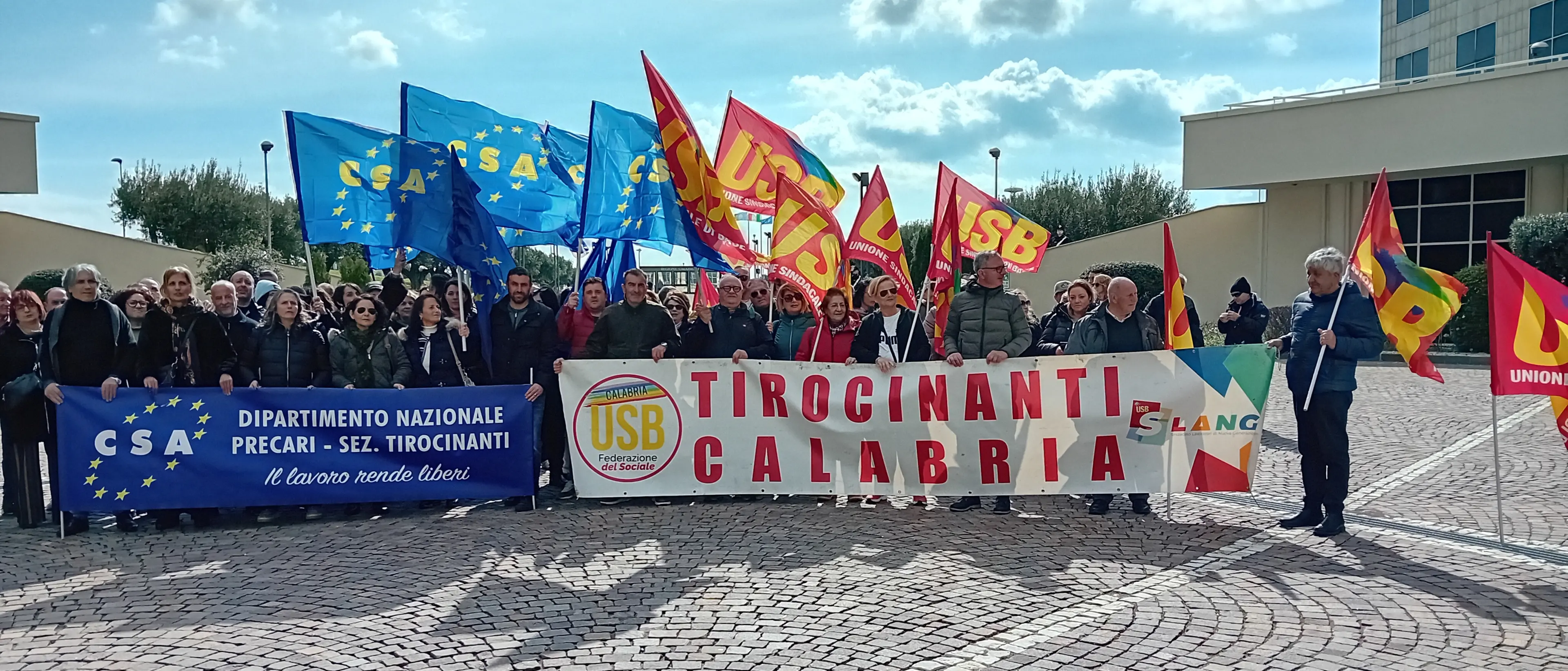 Tirocinanti, nel giorno\u00A0dell’accordo Usb e Csa portano in piazza i lavoratori:\u00A0«Ci rivolgeremo alla magistratura»\u00A0\n