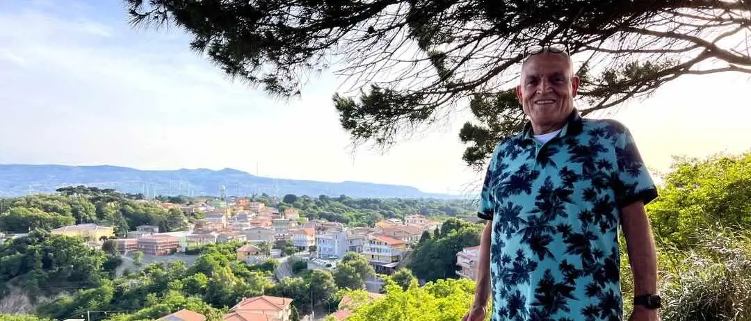Dopo 50 anni in Germania rientra in Calabria per godersi la pensione e riscoprire la sua terra: «Finalmente a casa»\n