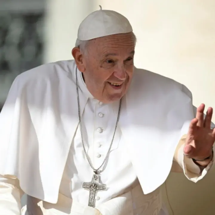Papa Francesco ricoverato al Gemelli: «Quadro clinico complesso ma il suo umore è buono»\n