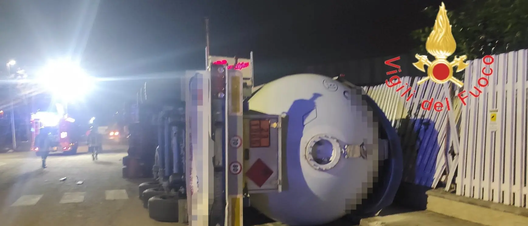 Rende, si ribalta autocisterna carica di gpl: sul posto i vigili del fuoco, evacuate alcune case