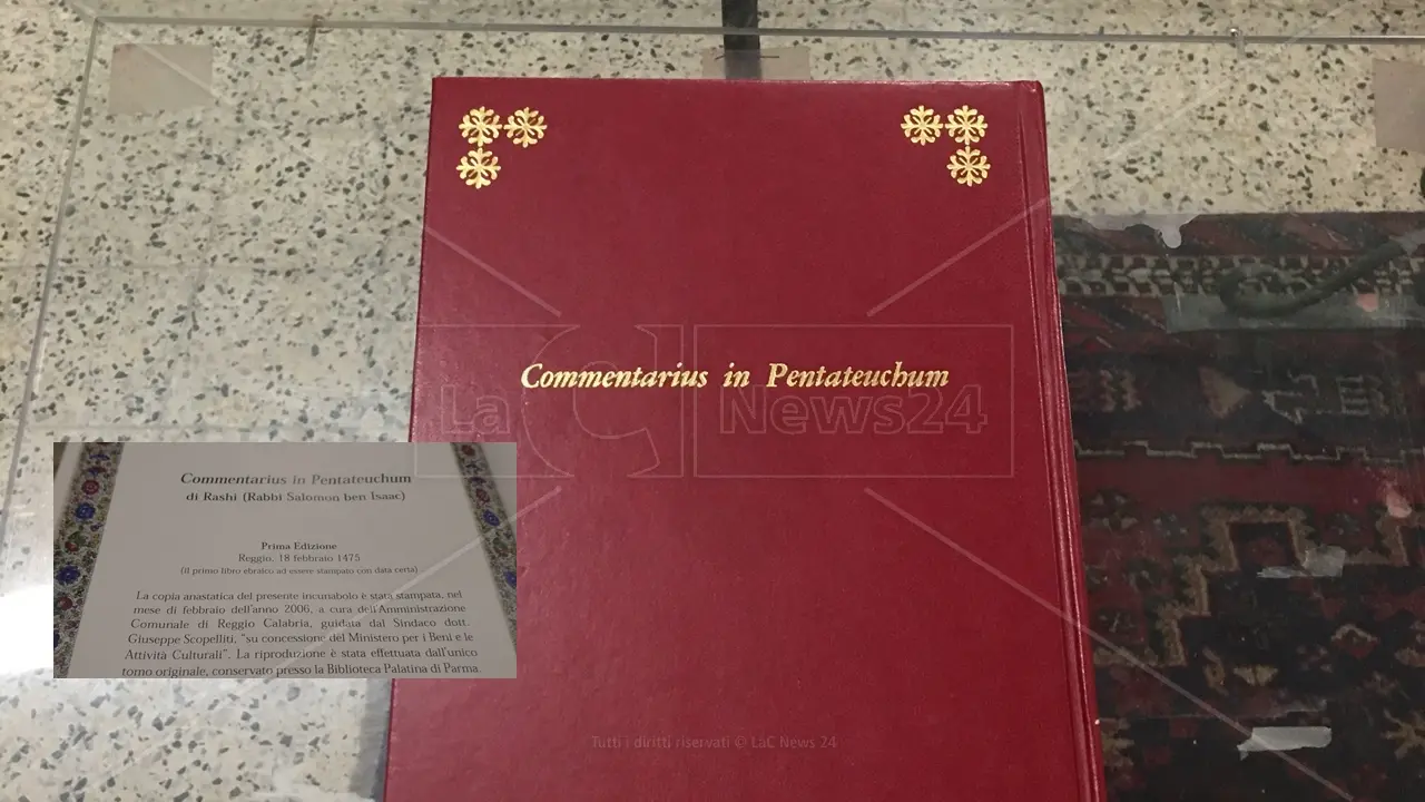 <p>La copia anastatica del&nbsp;commentario al Pentateuco di Rashi custodito presso la biblioteca De Nava di Reggio</p>\\n