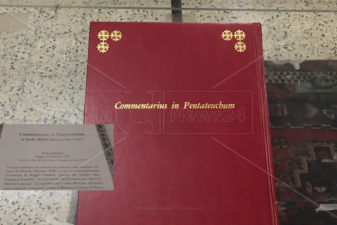 <p>La copia anastatica del&nbsp;commentario al Pentateuco di Rashi custodito presso la biblioteca De Nava di Reggio</p>\\n