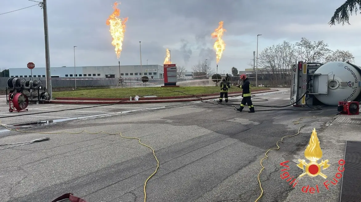 Cisterna con gpl ribaltata a Rende, vigili del fuoco al lavoro per la bonifica