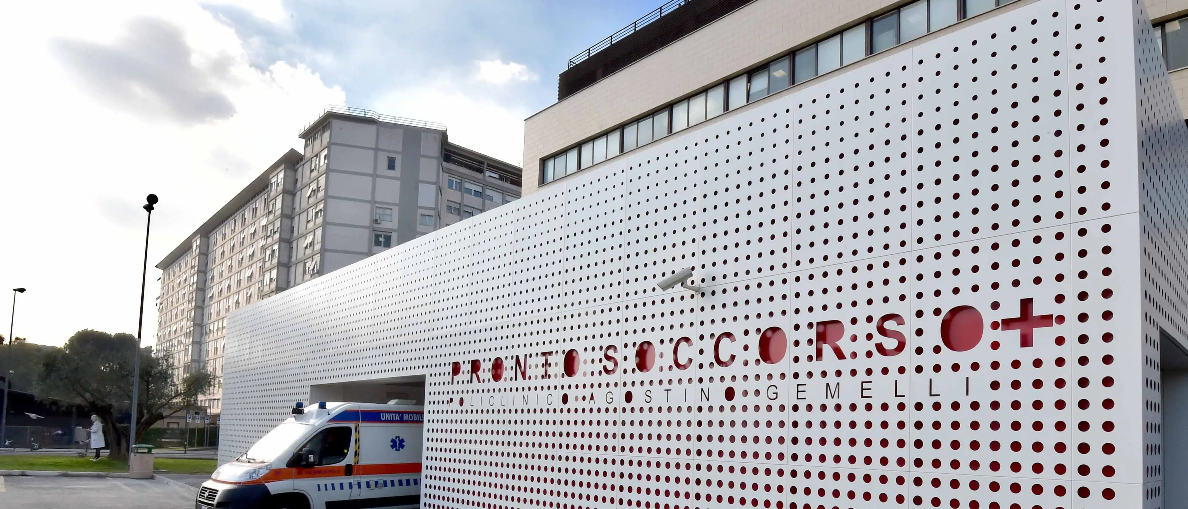 «Conosco i boss della ’ndrangheta, vi farò uccidere tutti», medico di Lamezia aggredisce i colleghi al Gemelli: arrestato\n