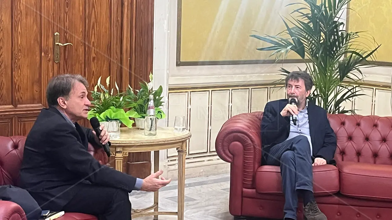 <p>Dario Franceschini conversa con Giuseppe Smorto a palazzo San Giorgio, sede del Comune di Reggio</p>\\n