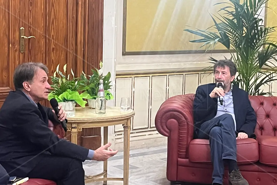 <p>Dario Franceschini conversa con Giuseppe Smorto a palazzo San Giorgio, sede del Comune di Reggio</p>\\n