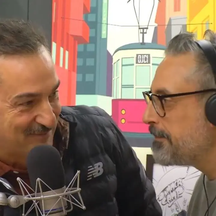 Tutto in dialetto cosentino a Radio Deejay: Nicola Savino irrompe nell’intervista a Brunori e si prendono la scena