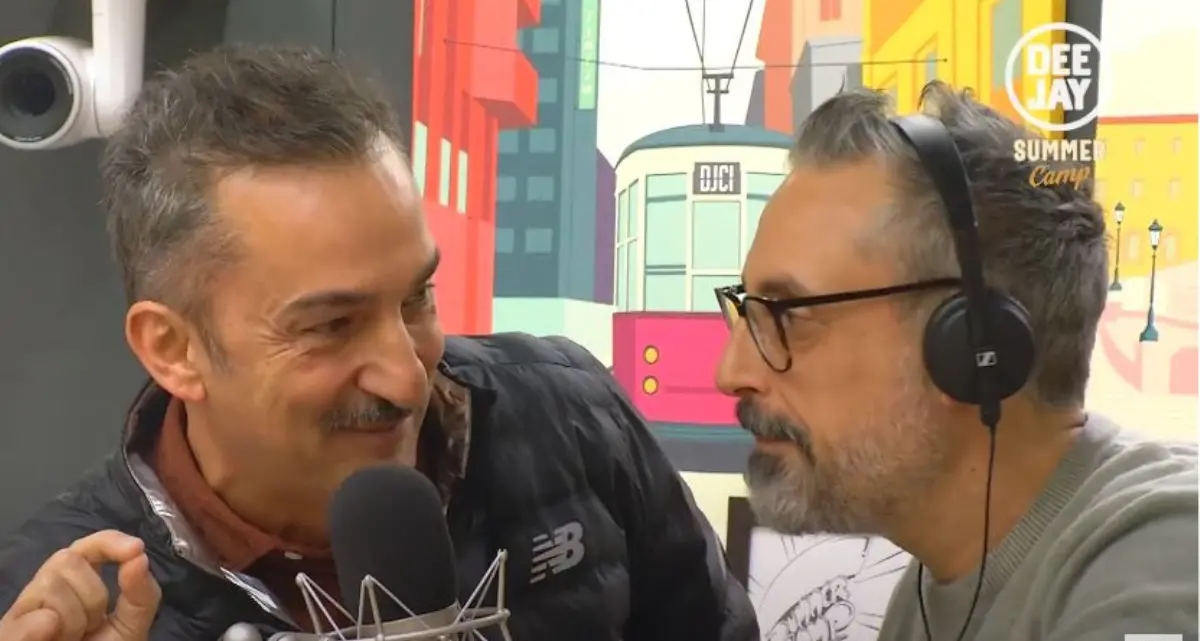 Tutto in dialetto cosentino a Radio Deejay: Nicola Savino irrompe nell’intervista a Brunori e si prendono la scena