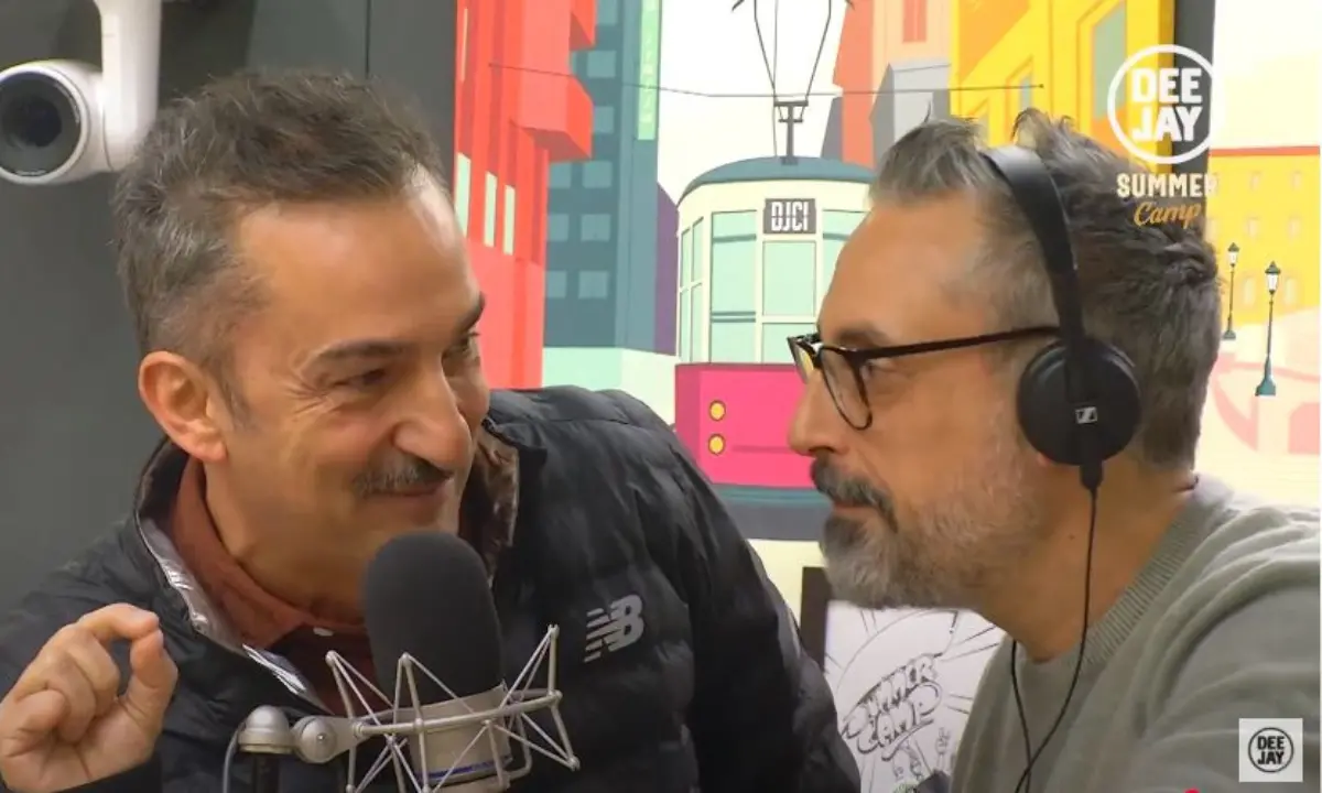 Tutto in dialetto cosentino a Radio Deejay: Nicola Savino irrompe nell’intervista a Brunori e si prendono la scena