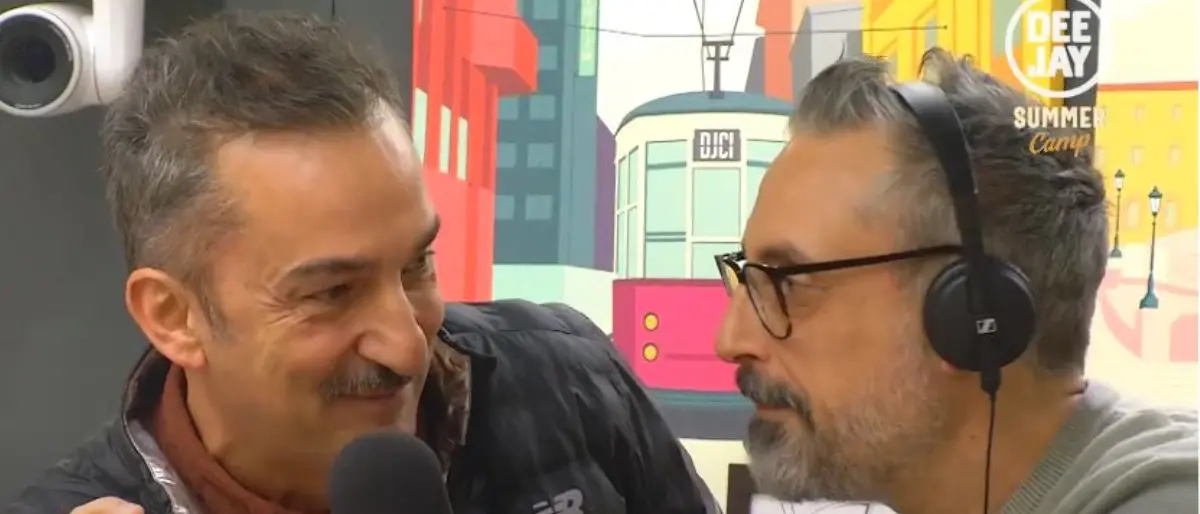 Tutto in dialetto cosentino a Radio Deejay: Nicola Savino irrompe nell’intervista a Brunori e si prendono la scena