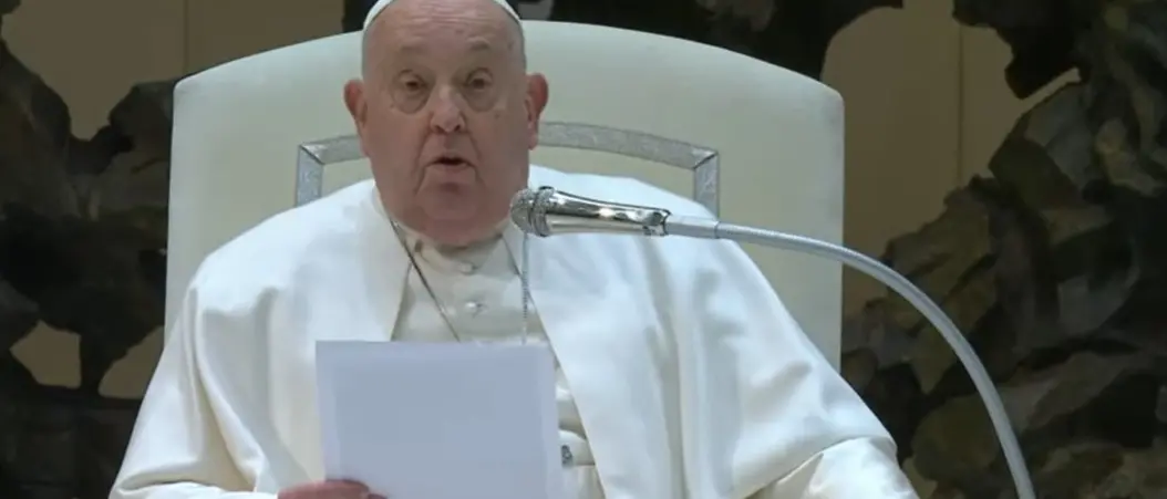 Il Vaticano: «Papa Francesco ha una polmonite bilaterale, cura più complessa: L’umore è buono, chiede di pregare per lui»\u00A0\n