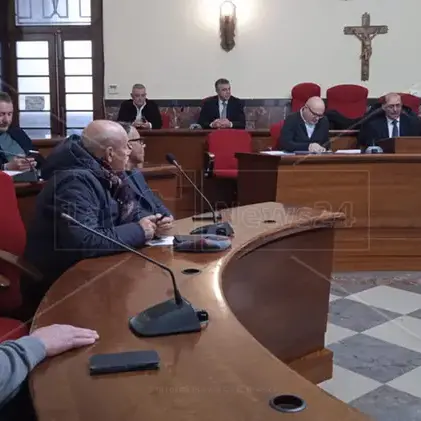 Sanità Vibo, Conferenza dei sindaci infuocata con Occhiuto grande assente: «Venga a dare risposte». Il commissario sull’ospedale: «Non chiuderà»\n