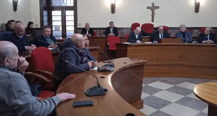 Sanità Vibo, Conferenza dei sindaci infuocata con Occhiuto grande assente: «Venga a dare risposte». Il commissario sull’ospedale: «Non chiuderà»\n