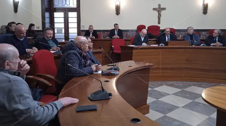 Sanità Vibo, Conferenza dei sindaci infuocata con Occhiuto grande assente: «Venga a dare risposte». Il commissario sull’ospedale: «Non chiuderà»\n