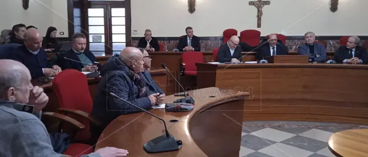 Sanità Vibo, Conferenza dei sindaci infuocata con Occhiuto grande assente: «Venga a dare risposte». Il commissario sull’ospedale: «Non chiuderà»\n