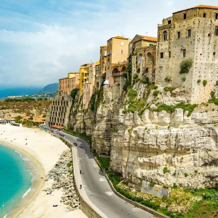 La spiaggia di Tropea tra le più belle al mondo: la classifica Tripadvisor incorona la Perla del Tirreno\n