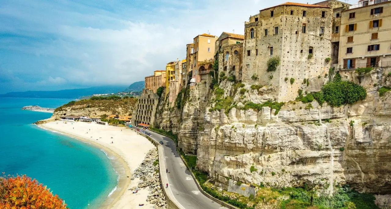 La spiaggia di Tropea tra le più belle al mondo: la classifica Tripadvisor incorona la Perla del Tirreno\n