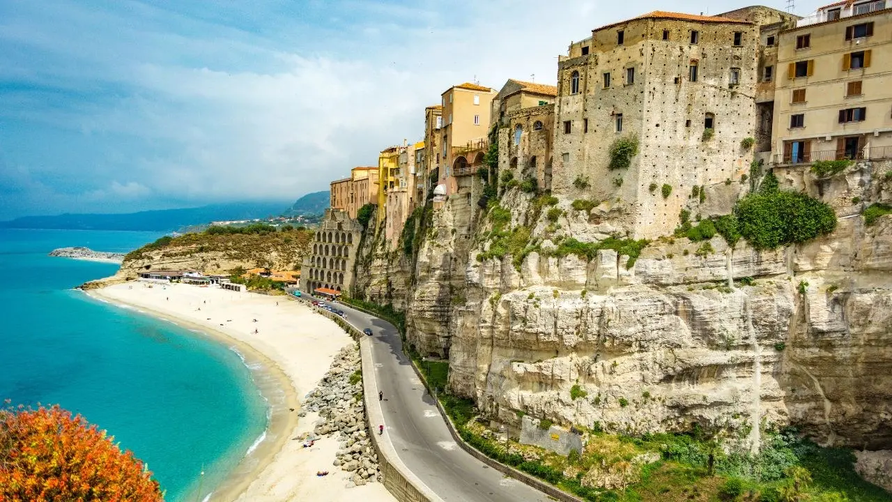 La spiaggia di Tropea tra le più belle al mondo: la classifica Tripadvisor incorona la Perla del Tirreno\n