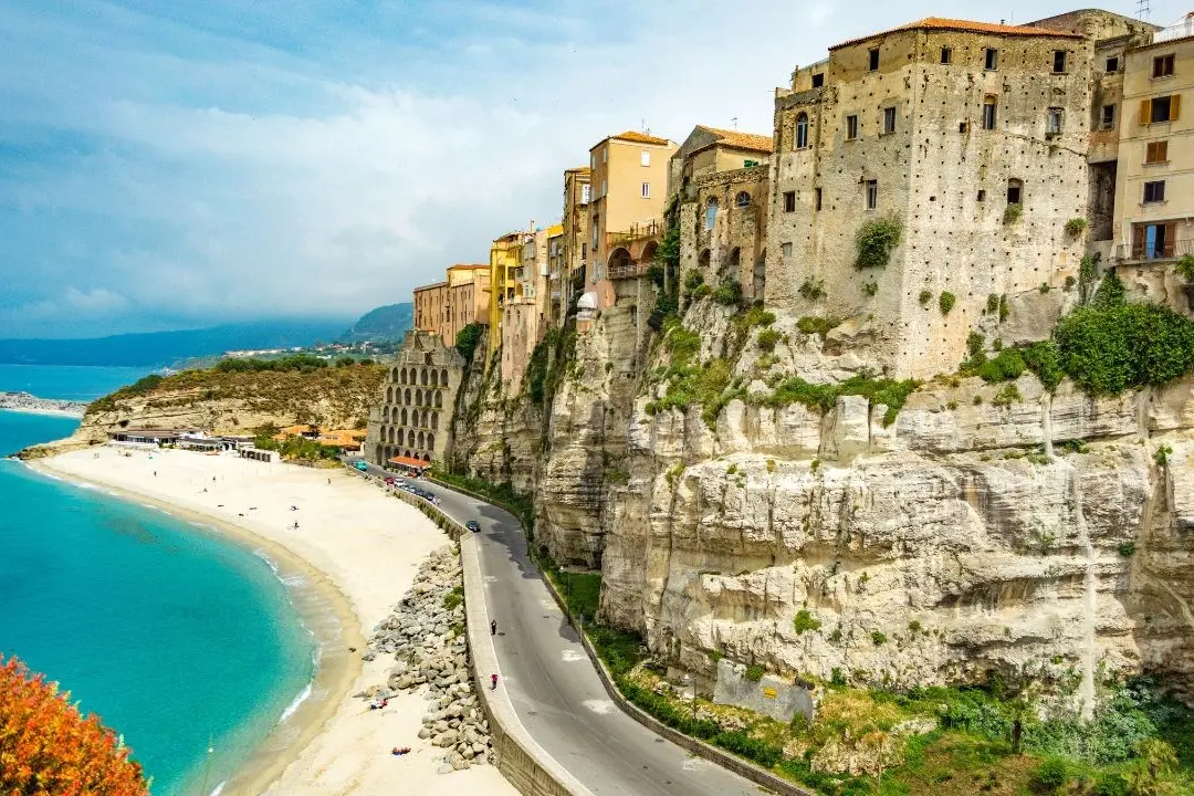 La spiaggia di Tropea tra le più belle al mondo: la classifica Tripadvisor incorona la Perla del Tirreno\n