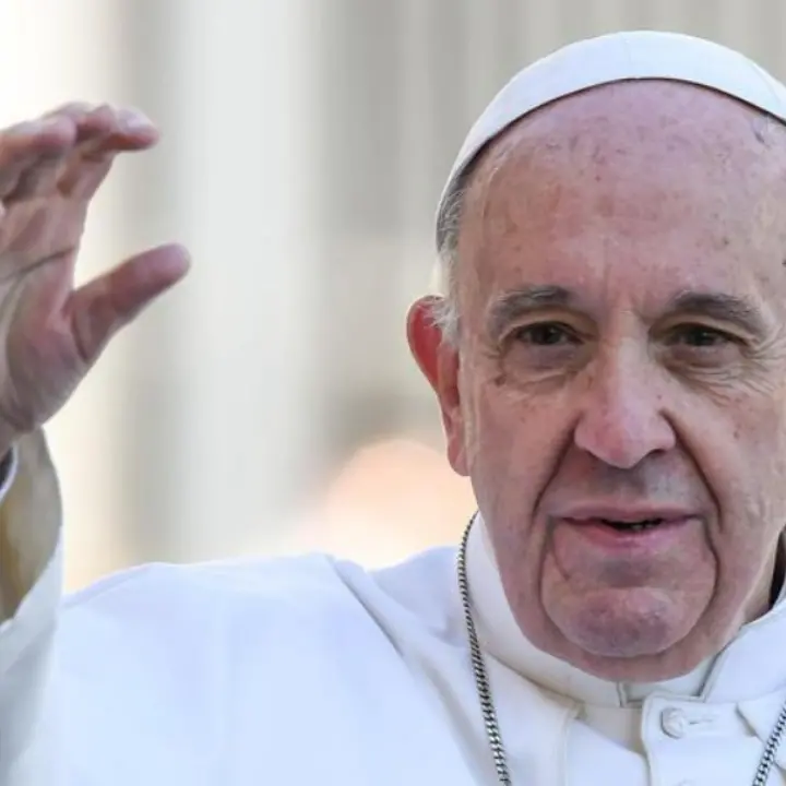 Notte tranquilla per Papa Francesco: «Si è svegliato e ha fatto colazione»\n