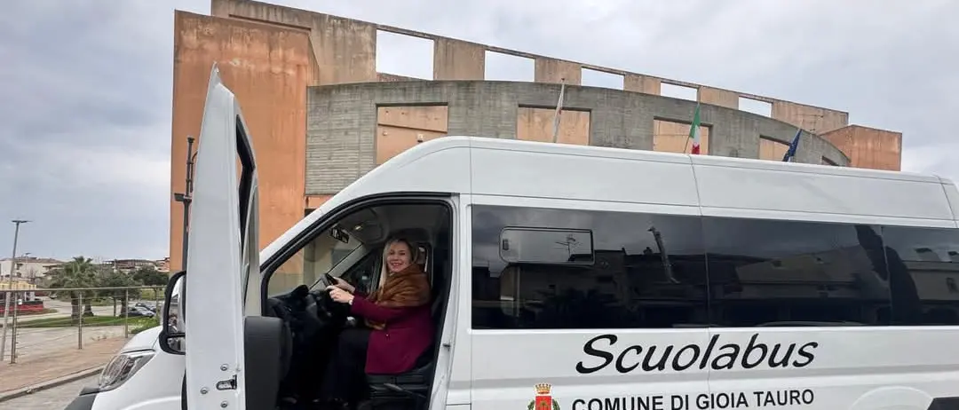Gioia Tauro, passo in avanti verso integrazione e inclusione: nuovo scuolabus con pedana per disabili\n