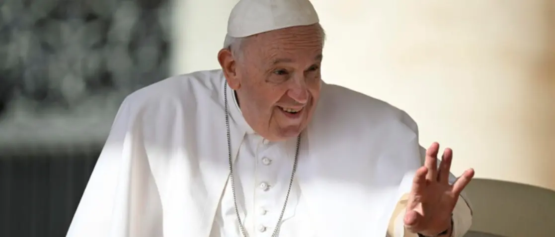 «Il Papa si alza dal letto, è in poltrona. Il cuore regge molto bene»