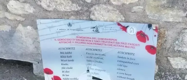 Acquappesa,\u00A0danneggiata la targa che ricorda vittime rom e sinti del nazismo: era stata installata il 27 gennaio