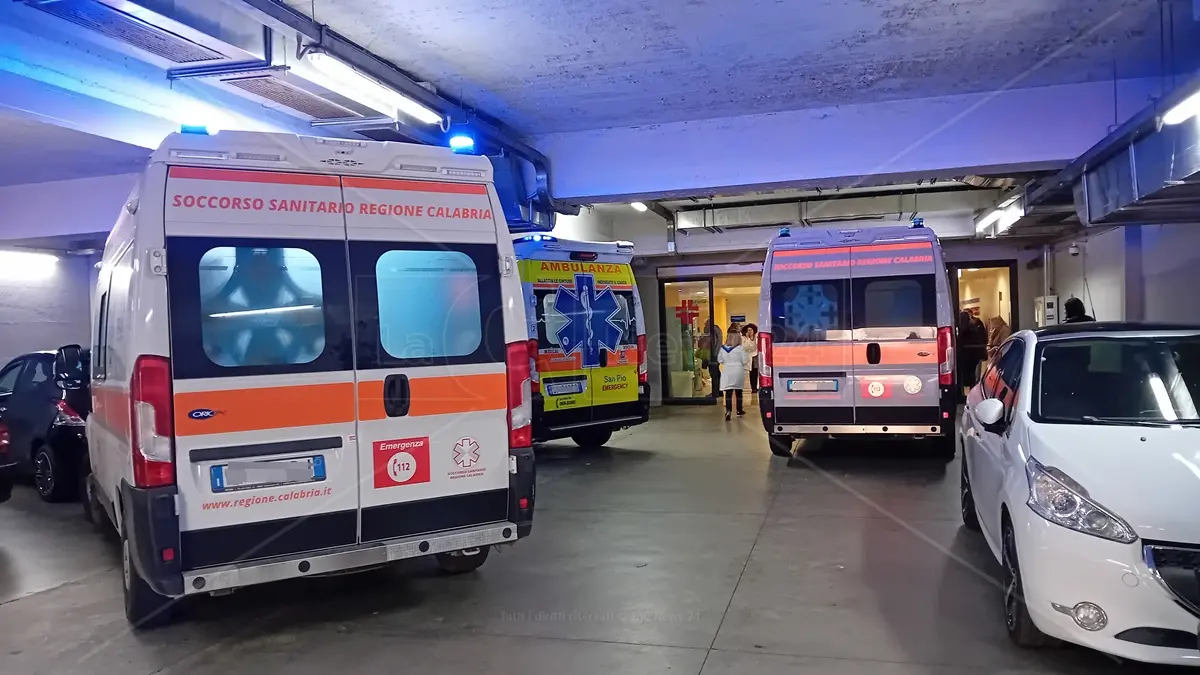 Pronto soccorso di nuovo in affanno a Catanzaro, ambulanze bloccate e pazienti in attesa in barella\u00A0\n