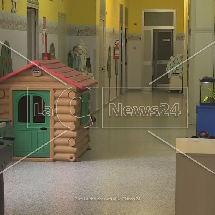 I fratellini maltrattati a Paola lasciano l’ospedale dell’Annunziata: saranno ospitati in una struttura protetta