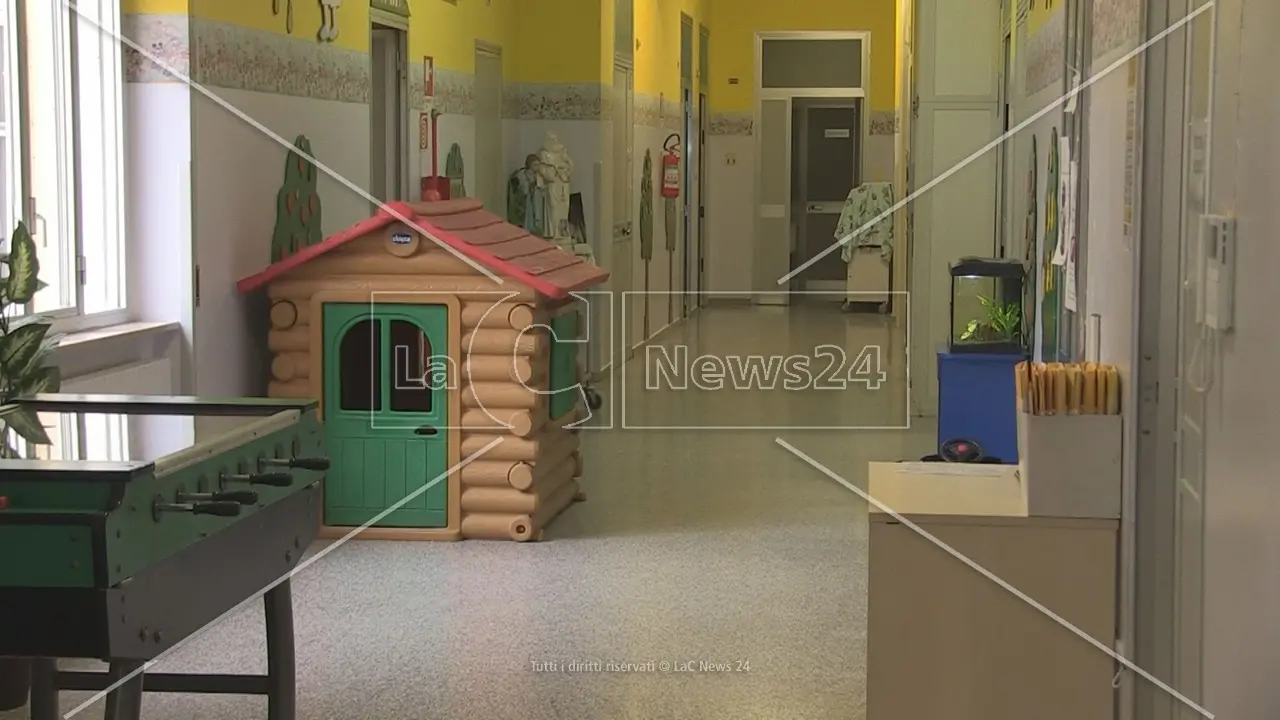 I fratellini maltrattati a Paola lasciano l’ospedale dell’Annunziata: saranno ospitati in una struttura protetta