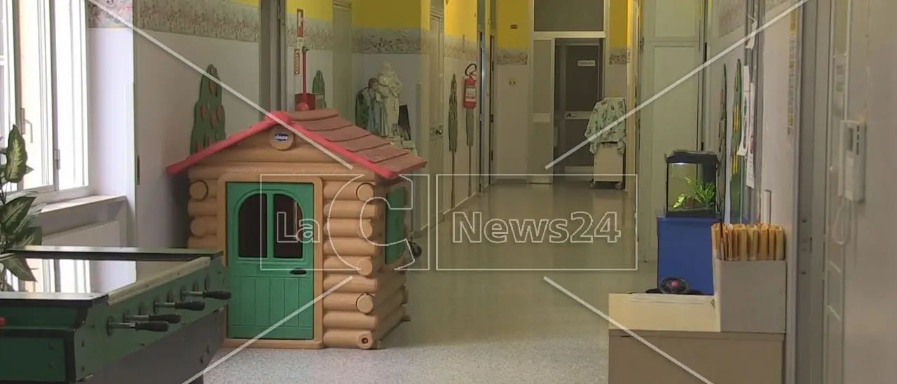 I fratellini maltrattati a Paola lasciano l’ospedale dell’Annunziata: saranno ospitati in una struttura protetta