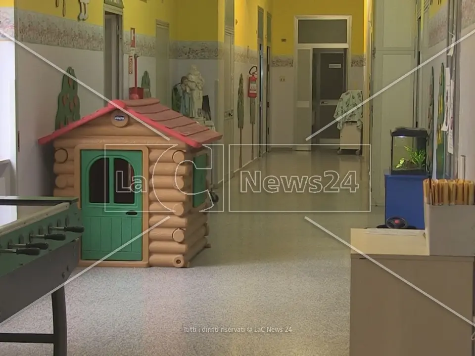 I fratellini maltrattati a Paola lasciano l’ospedale dell’Annunziata: saranno ospitati in una struttura protetta