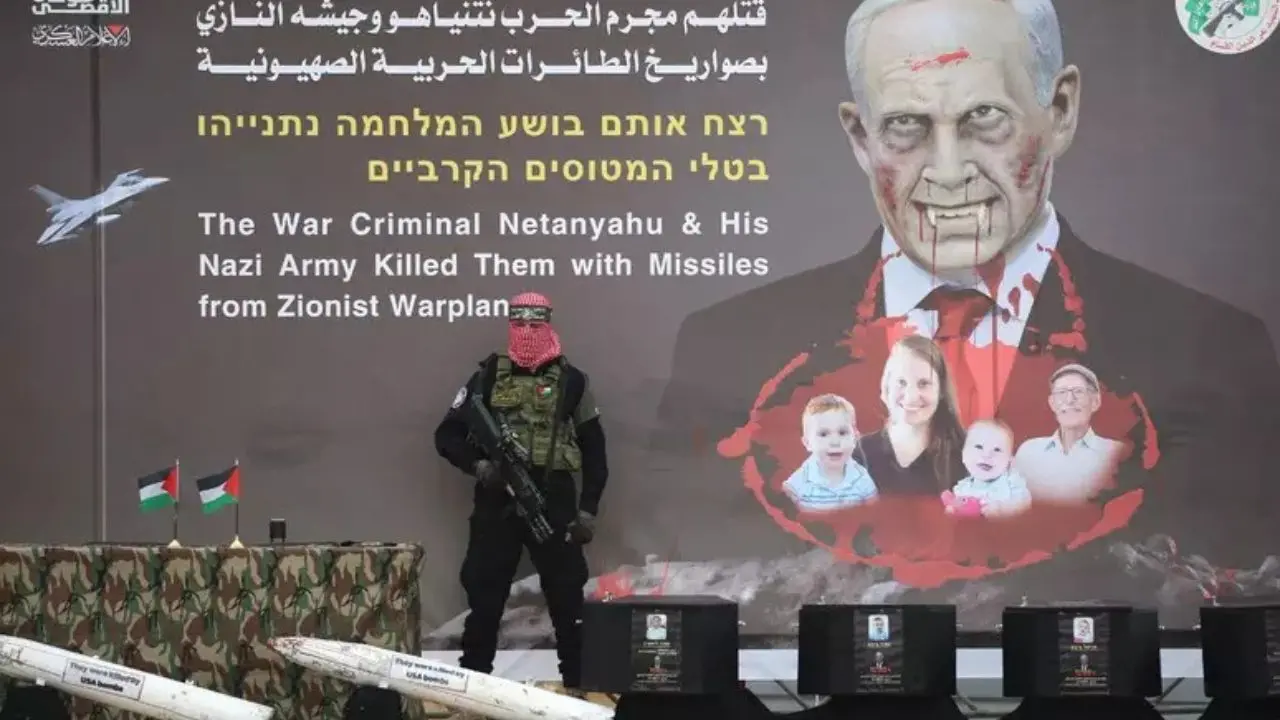 Medio Oriente, Hamas espone sul palco le bare degli ostaggi morti…\u00A0poi le consegna alla Croce Rossa\n