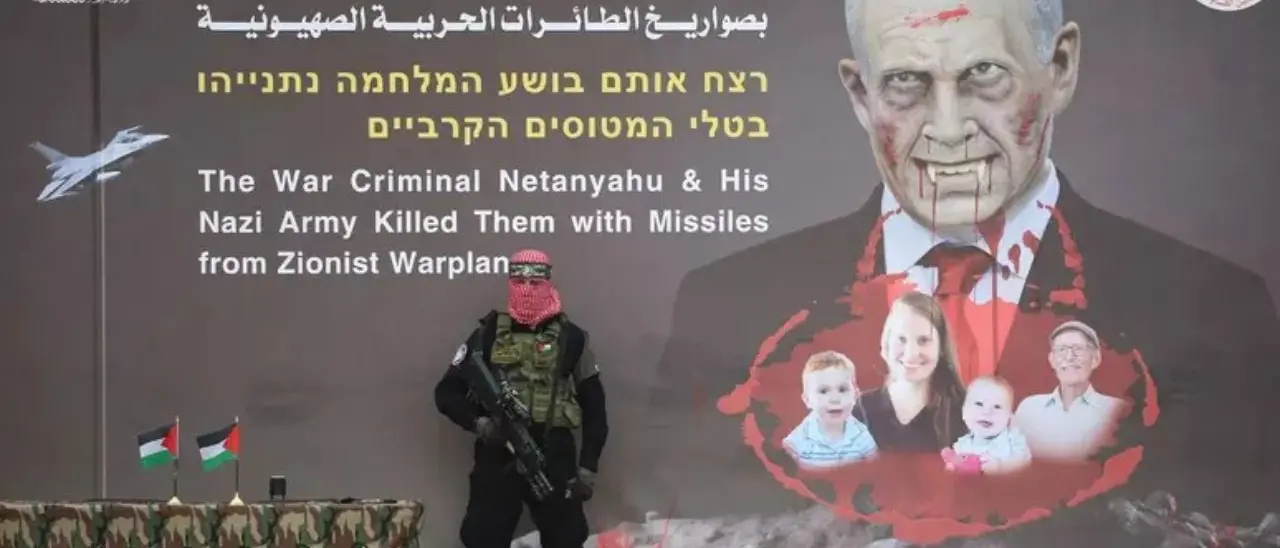 Medio Oriente, Hamas espone sul palco le bare degli ostaggi morti…\u00A0poi le consegna alla Croce Rossa\n