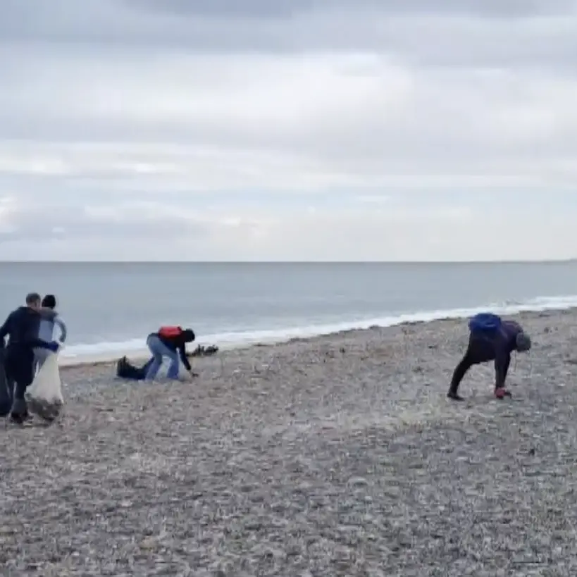 Dai rifiuti alla plastica nel sangue: allarme ambientale sulle spiagge di Corigliano Rossano\n