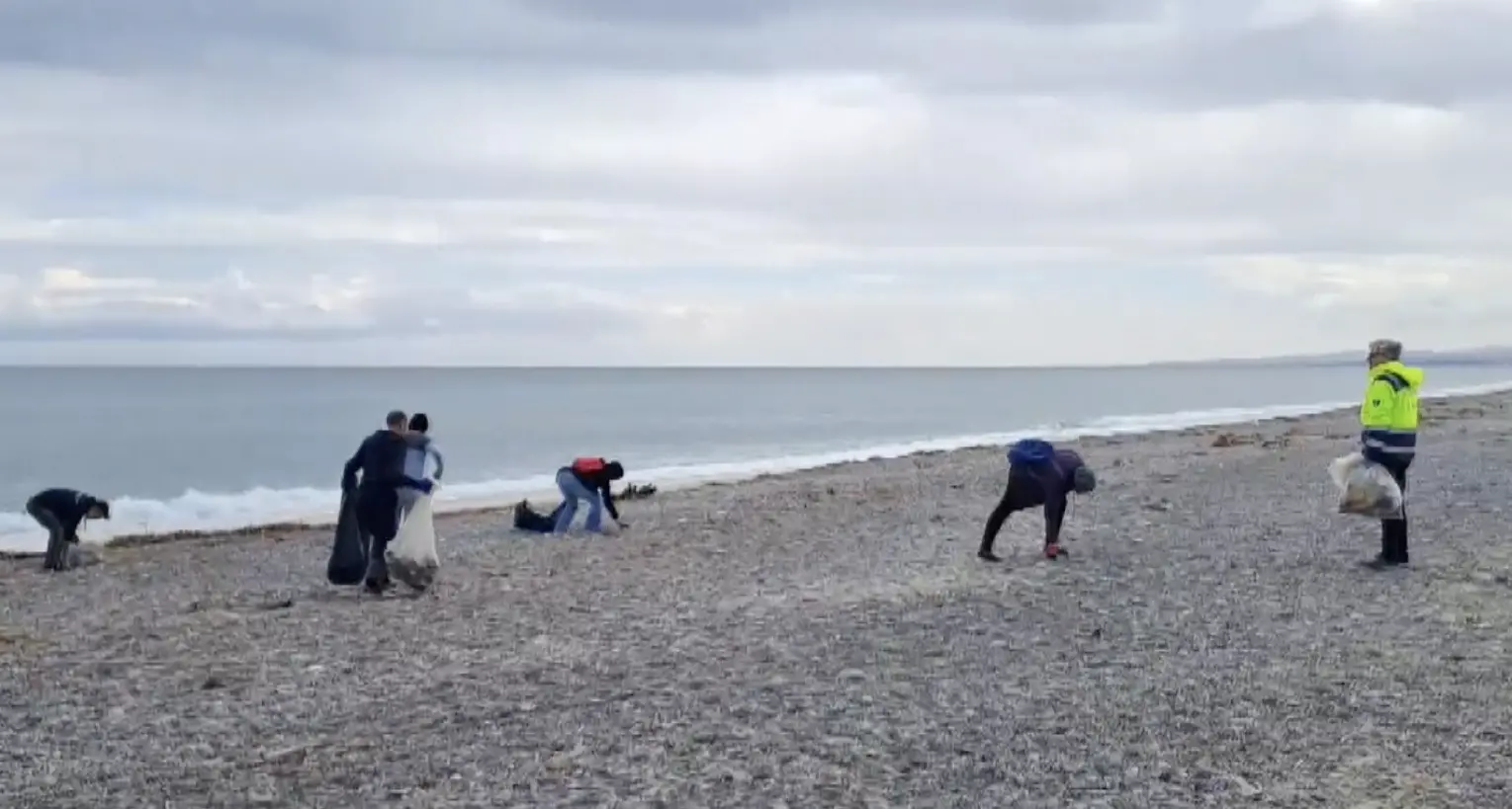 Dai rifiuti alla plastica nel sangue: allarme ambientale sulle spiagge di Corigliano Rossano\n