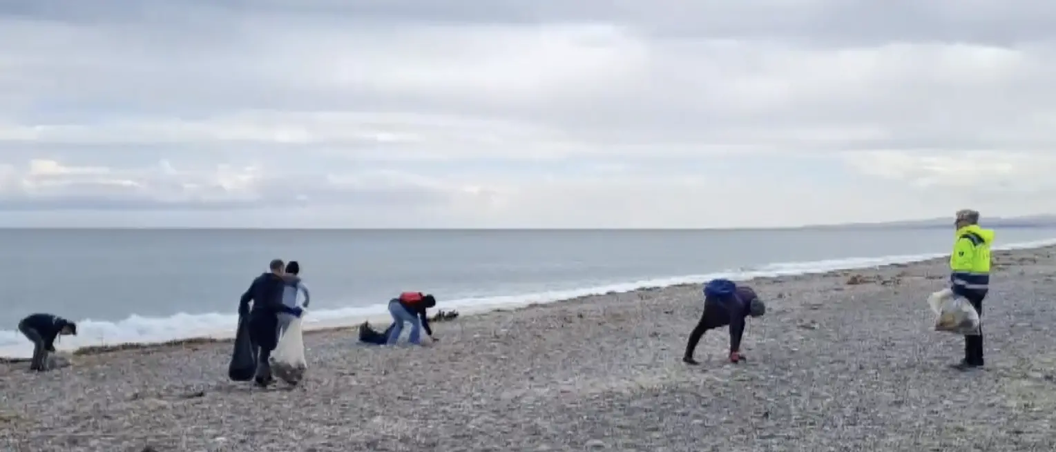 Dai rifiuti alla plastica nel sangue: allarme ambientale sulle spiagge di Corigliano Rossano\n