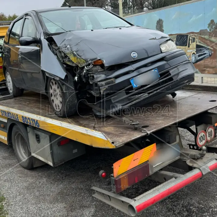 Incidente a Montepaone, sbanda con l'auto e finisce contro un muro: morta una donna\n