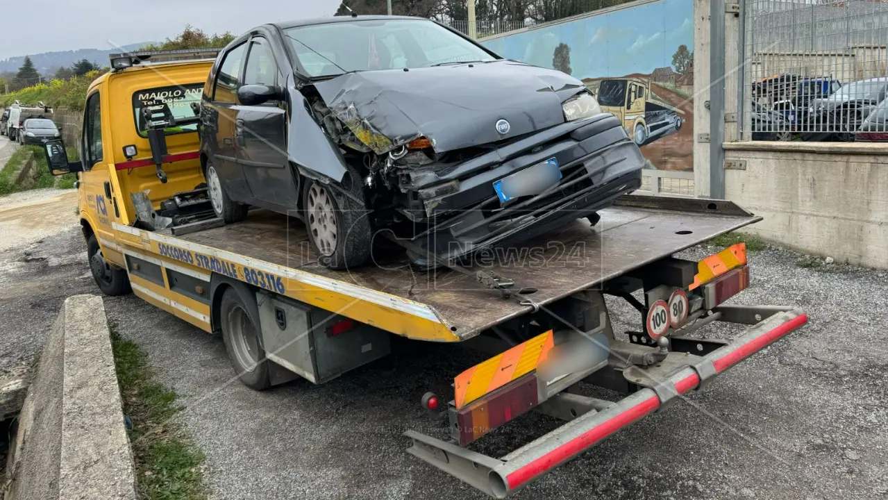 Incidente a Montepaone, sbanda con l'auto e finisce contro un muro: morta una donna\n