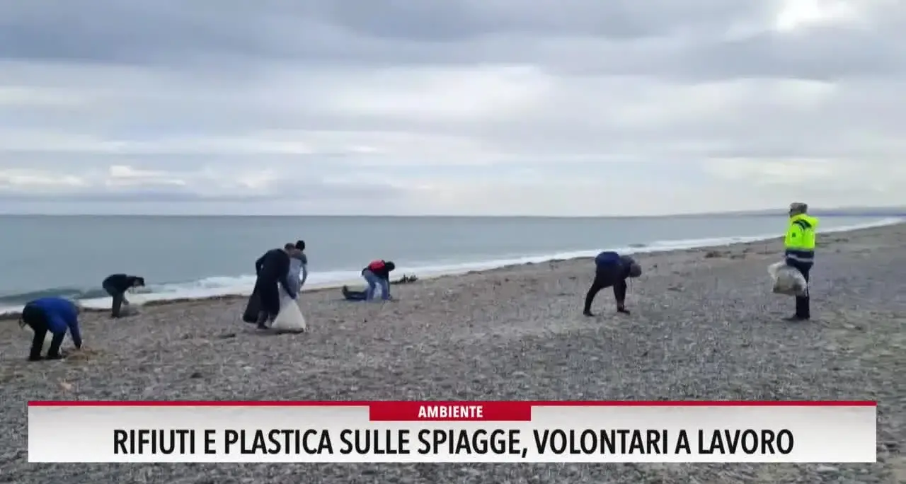 Rifiuti e plastica sulle spiagge, volontari a lavoro