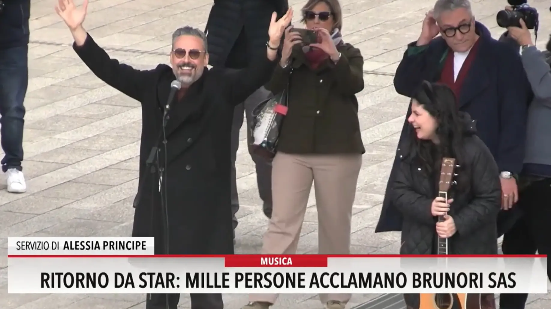 Ritorno da star: mille persone acclamano Brunori sas