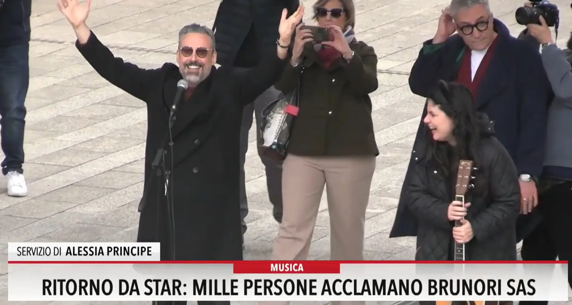 Ritorno da star: mille persone acclamano Brunori sas