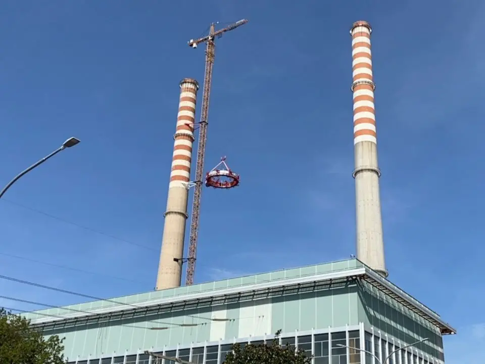 Amianto nelle ciminiere dell’ex Centrale Enel di Corigliano Rossano: stop alla demolizione e l’azienda promette la bonifica